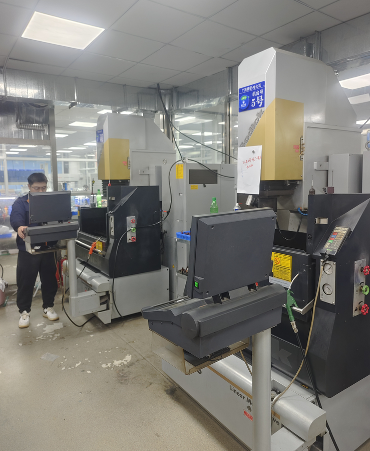 Electric discharge discharge machine