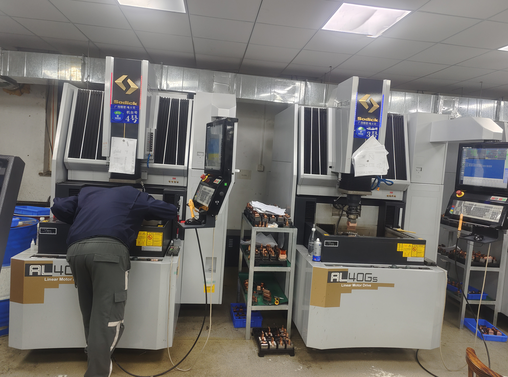 Electric discharge discharge machine